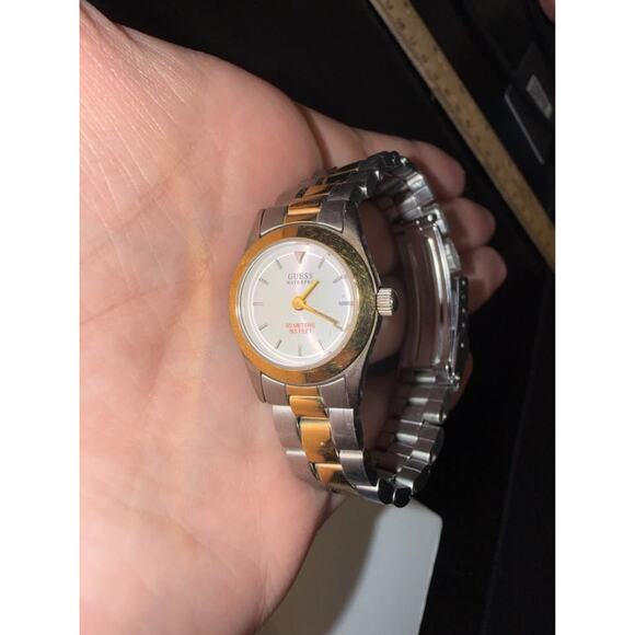Guess Quartz Women\'s Watch, White Dial, Stainless Steel Band 50m Water Resistant main image 4